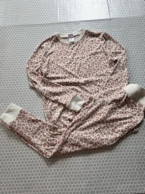 stars above Cream and Pink Leopard Print Loungewear Pajama Set. Size XS
